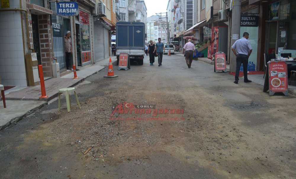 Ayda Üç Kere Yolu Kazıyorlar