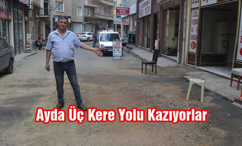 Ayda Üç Kere Yolu Kazıyorlar