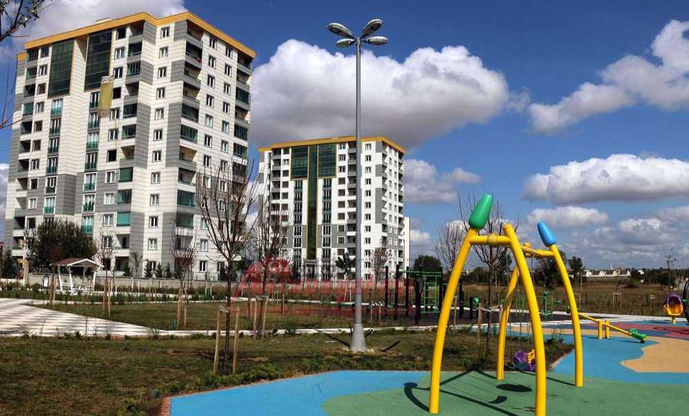 Parklara Aydınlatma Direkleri Dikildi