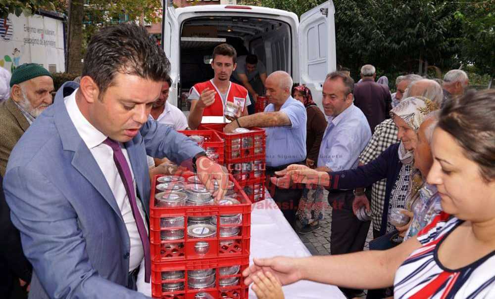 Başkan Sarıkurt Vatandaşlara Aşure İkram Etti