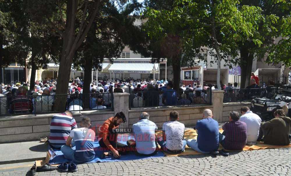 Cuma Namazı Caminin Dışına Taştı