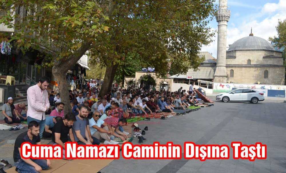 Cuma Namazı Caminin Dışına Taştı
