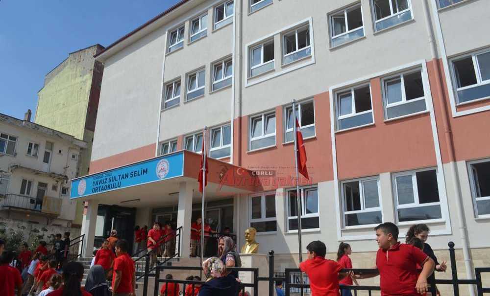 Okullar Arasında Kalan Yol Tartışma Yarattı