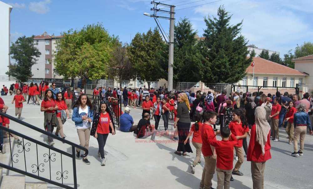 Okullar Arasında Kalan Yol Tartışma Yarattı