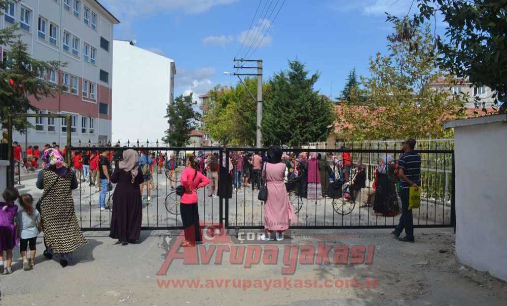 Okullar Arasında Kalan Yol Tartışma Yarattı