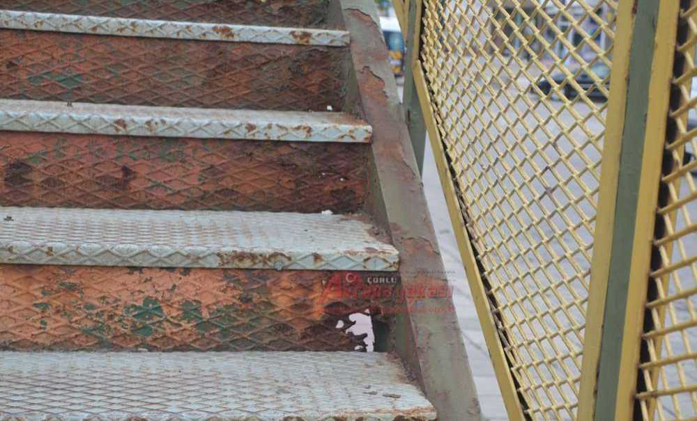 Üst Geçidin Haline Tepki Gösterdi