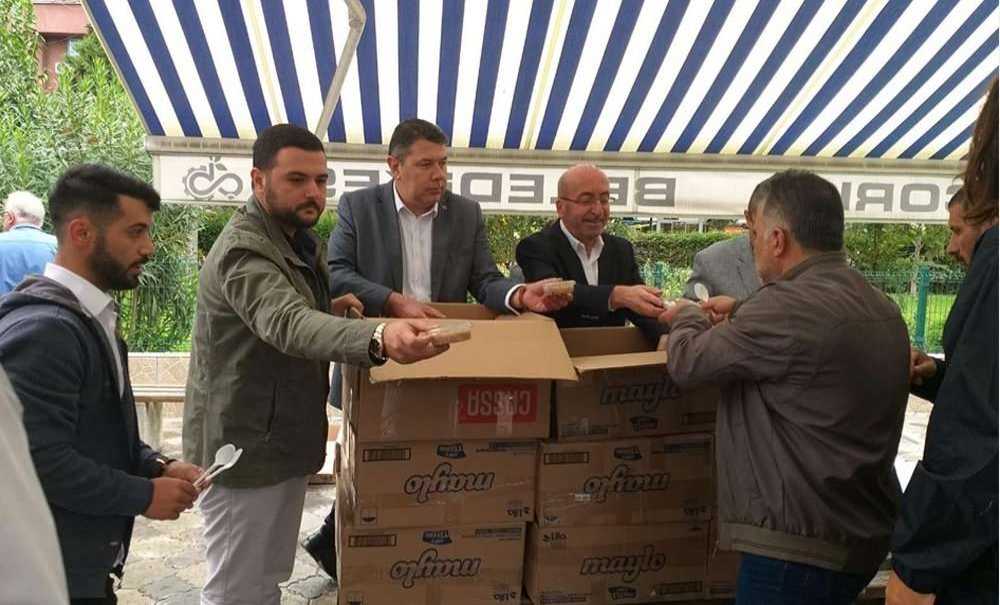 Ak Parti Vatandaşlara Aşure Dağıttı
