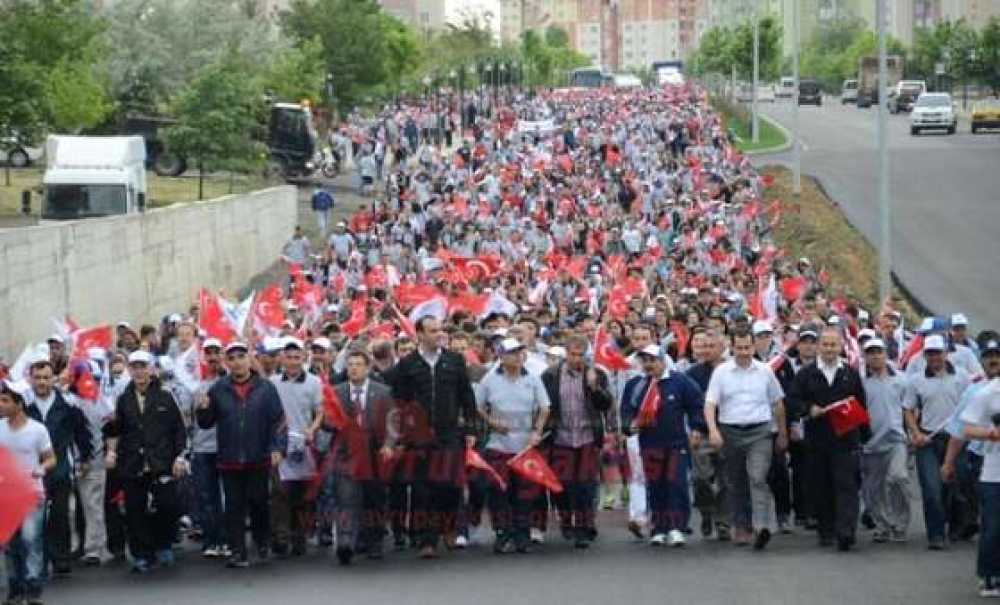 Binlerce Kişi Gençlik İçin Yürüdü