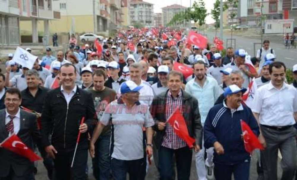 Binlerce Kişi Gençlik İçin Yürüdü