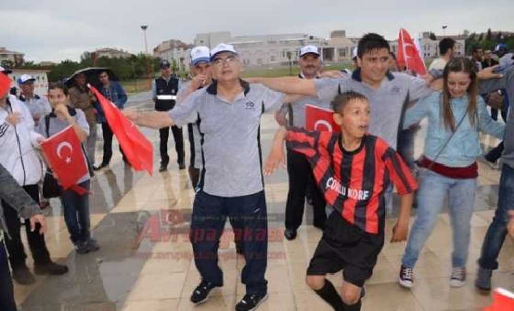 Binlerce Kişi Gençlik İçin Yürüdü