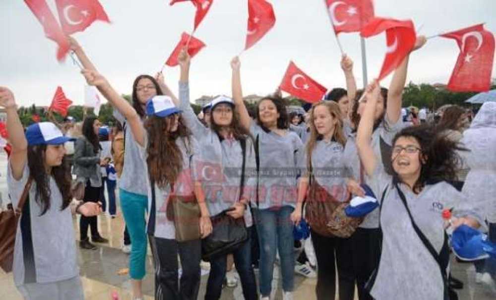 Binlerce Kişi Gençlik İçin Yürüdü
