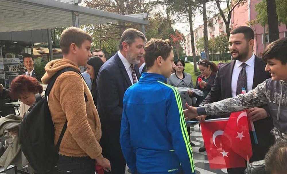 Ak Parti 29 Ekim İçin Bayrak Dağıttı