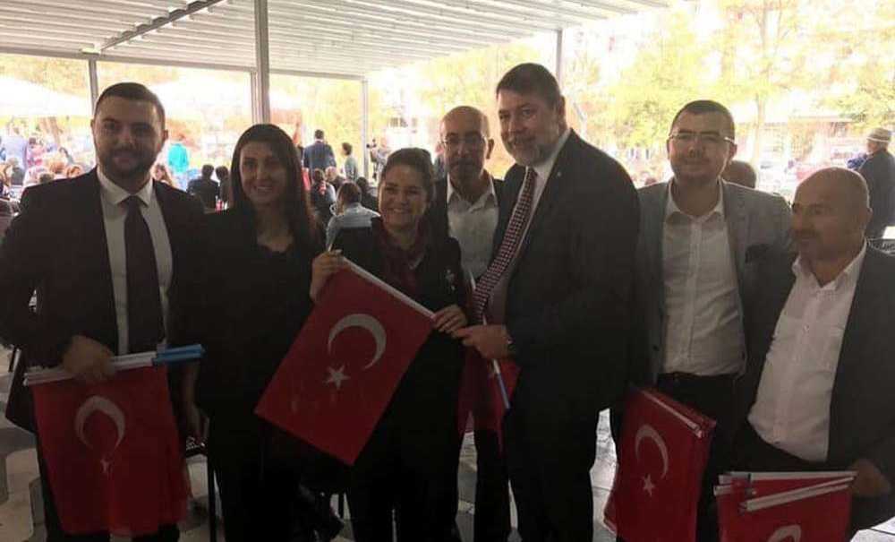 Ak Parti 29 Ekim İçin Bayrak Dağıttı