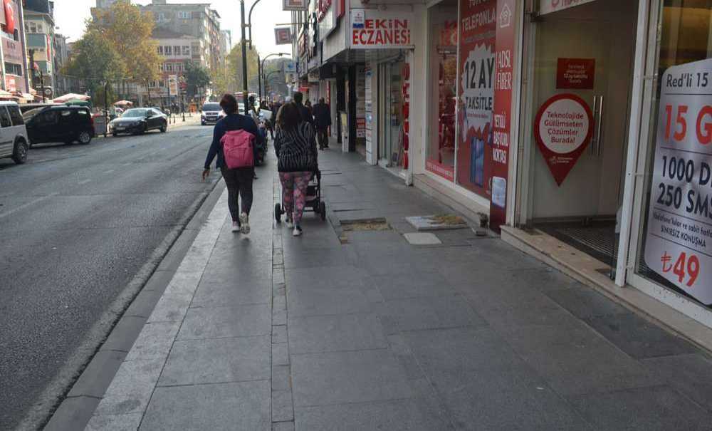 Kaldırımın Durumuna Vatandaşlar Tepki Gösterdi