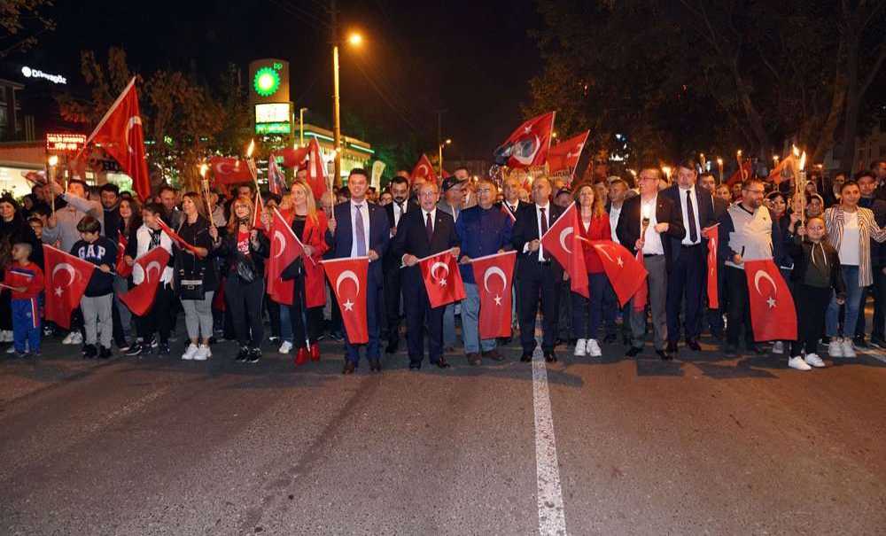 On Binler Cumhuriyet İçin Yürüdü