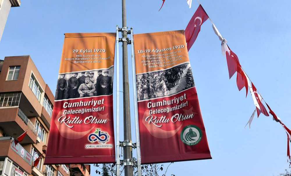 Çorlu Caddelerinde ‘Cumhuriyet Geleceğimizdir' Sergisi