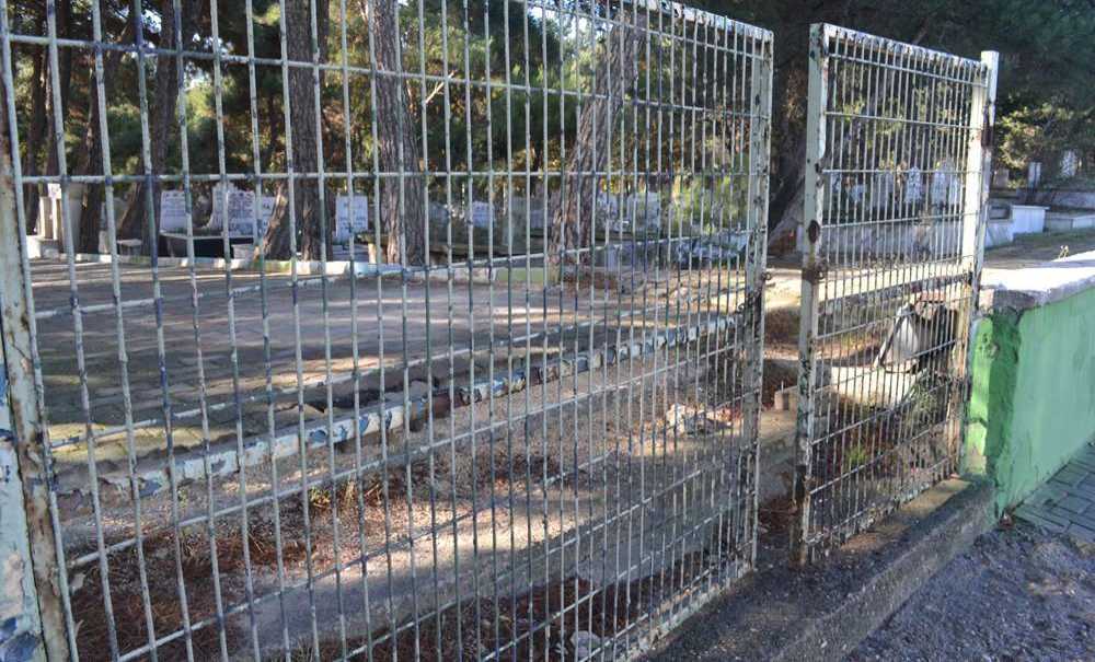 Kapılar Çürümüş, Gören Yok!