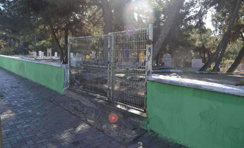 Kapılar Çürümüş, Gören Yok!