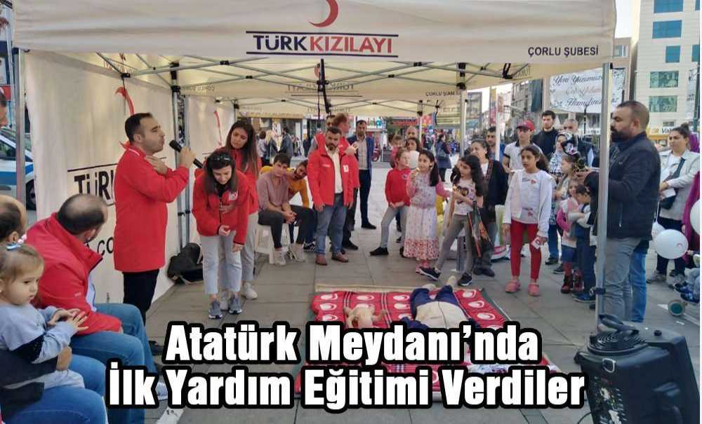 Atatürk Meydanı'nda İlk Yardım Eğitimi Verdiler