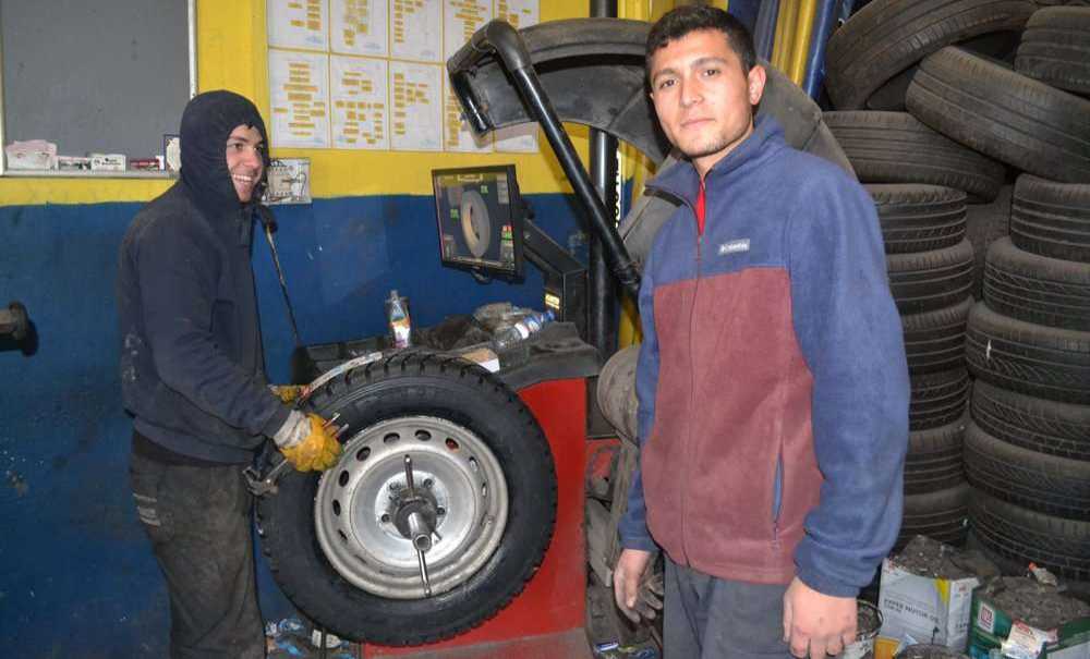 Oto Lastikçilerinde Hummalı Çalışma Sürüyor