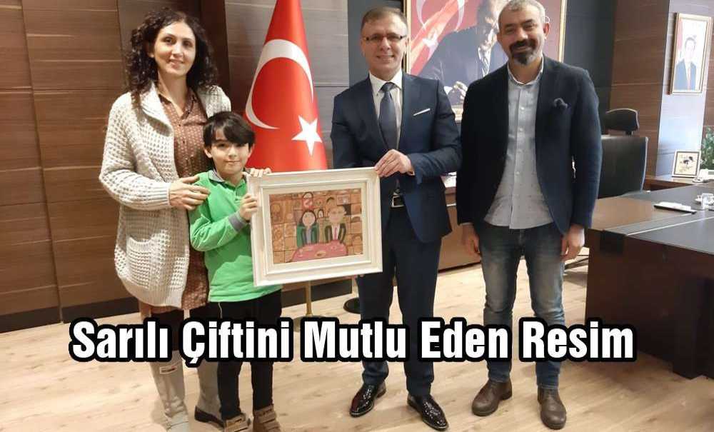 Sarılı Çiftini Mutlu Eden Resim