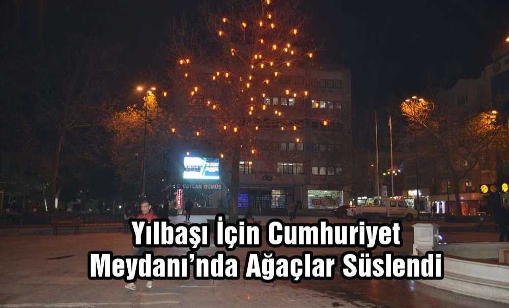 Yılbaşı İçin Cumhuriyet Meydanı'nda Ağaçlar Süslendi