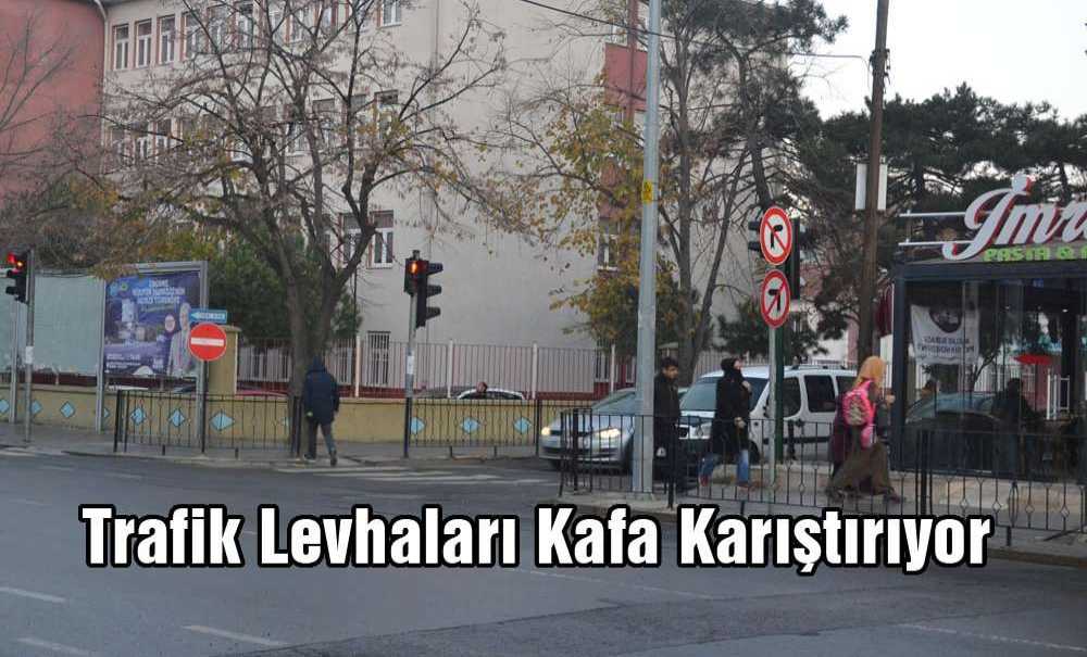 Trafik Levhaları Kafa Karıştırıyor