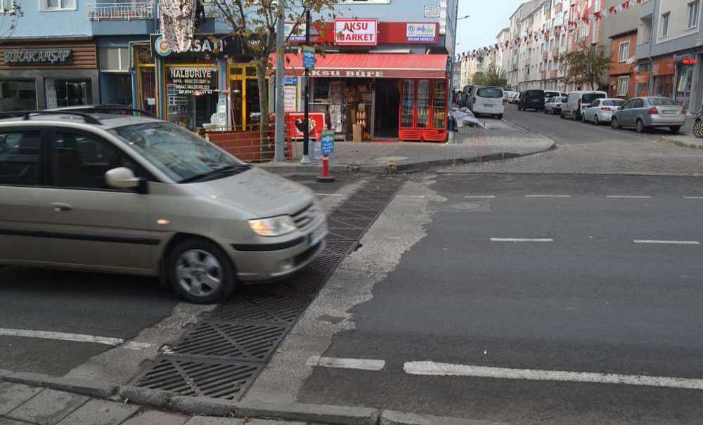 Esnaflar Böyle Uyardı, “Dikkatli Yürüyün Düşebilirsiniz”