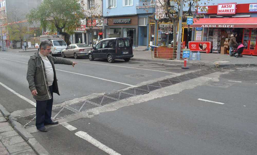 Esnaflar Böyle Uyardı, “Dikkatli Yürüyün Düşebilirsiniz”