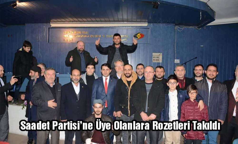 Saadet Partisi'ne Üye Olanlara Rozetleri Takıldı
