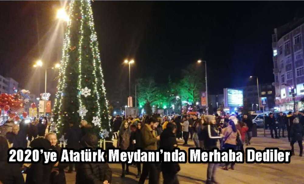 2020'ye Atatürk Meydanında Merhaba Dediler