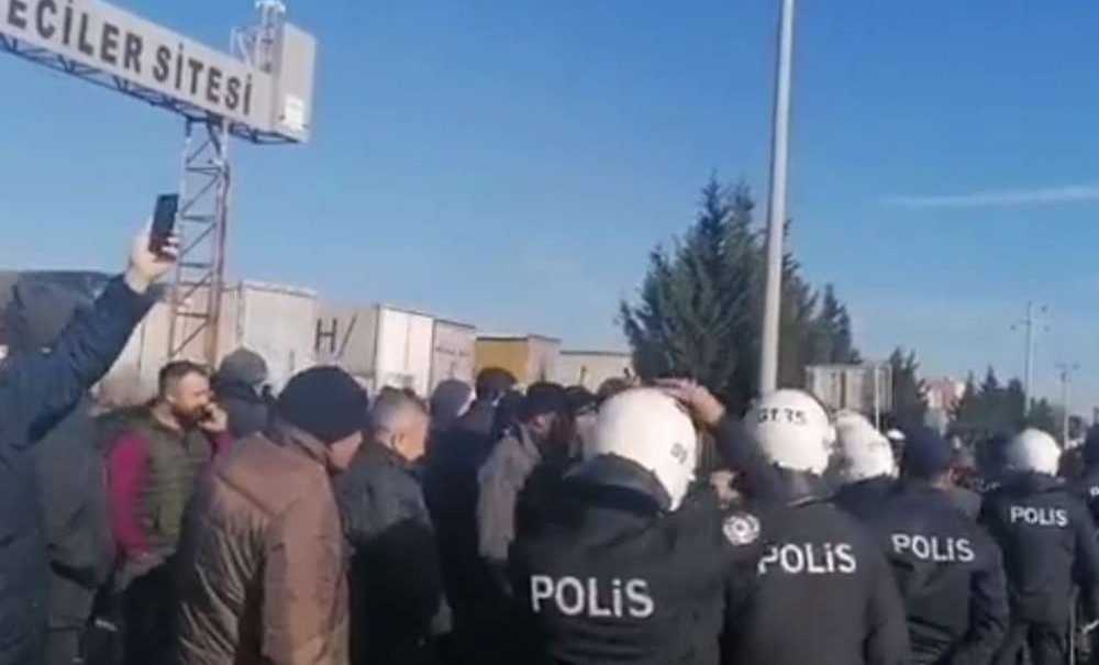 Nakliyeciler Eylem Yapıp Yolu Kapattı