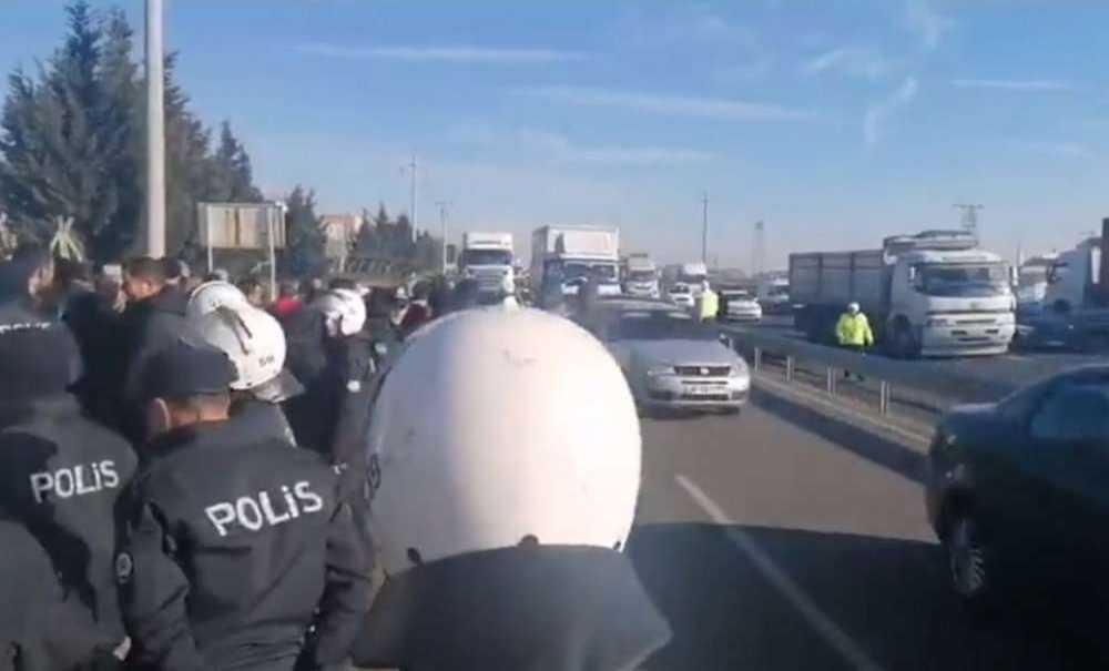 Nakliyeciler Eylem Yapıp Yolu Kapattı