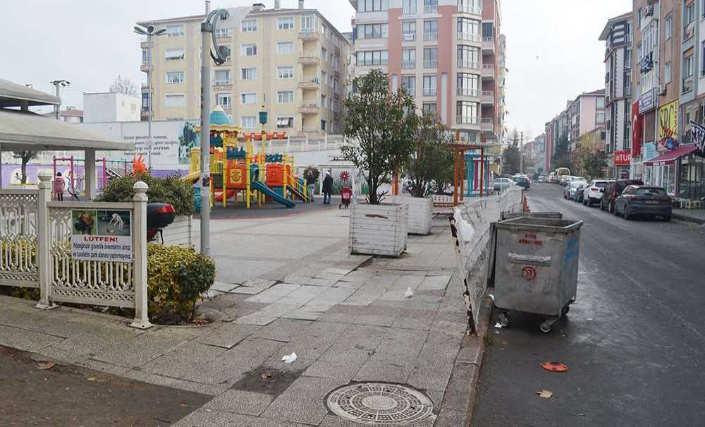 Çocuk Parkı'ndaki Çitler Devrilmeye Yüz Tutmuş