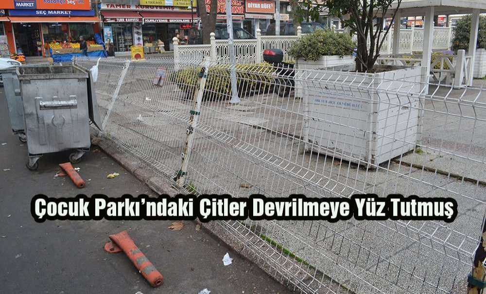 Çocuk Parkı'ndaki Çitler Devrilmeye Yüz Tutmuş