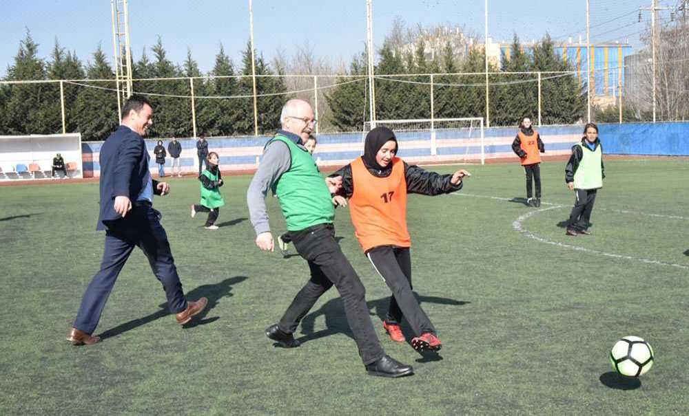 Başkan Sarıkurt'tan Çbsk Kadın Futbol Takımına Ziyaret