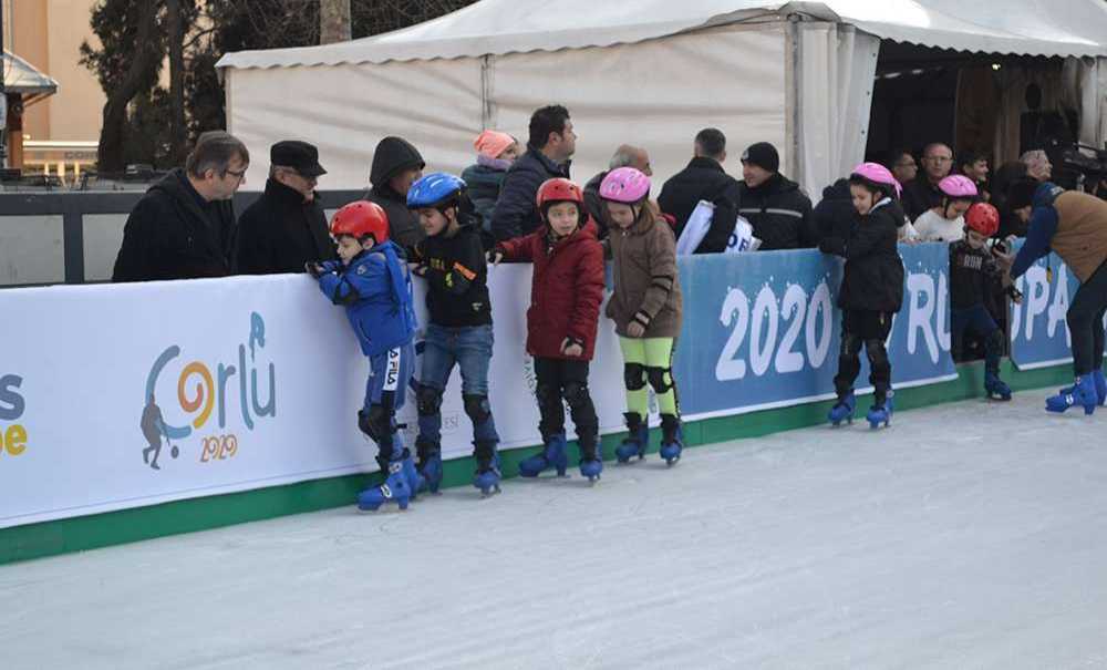 Buz Pisti'nde Çocuklar Gönüllerince Eğlendiler