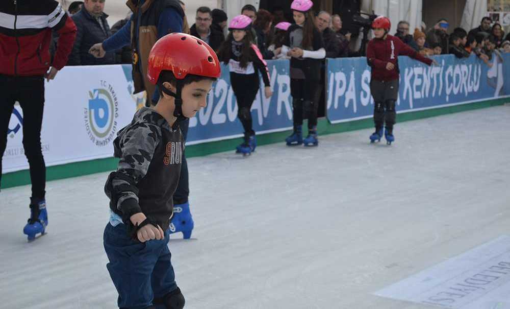 Buz Pisti'nde Çocuklar Gönüllerince Eğlendiler