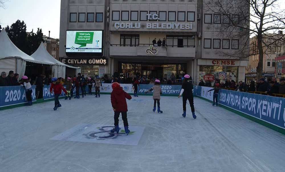 Buz Pisti'nde Çocuklar Gönüllerince Eğlendiler