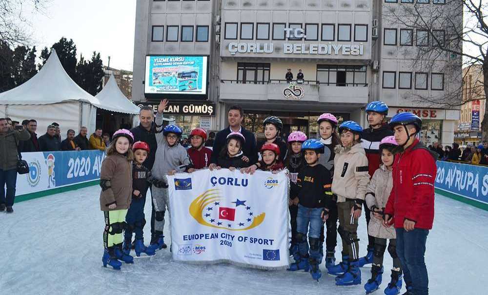 Buz Pisti'nde Çocuklar Gönüllerince Eğlendiler