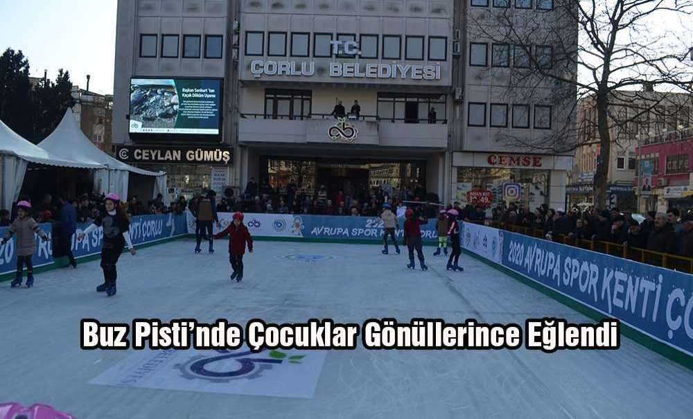 Buz Pisti'nde Çocuklar Gönüllerince Eğlendiler