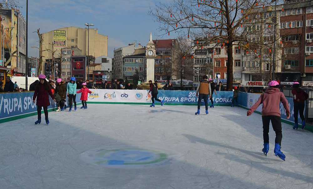Buz Pistinde Eğlence Devam Ediyor