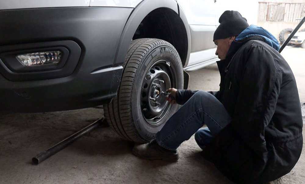Felç Geçirdi, Kolunu Kaybetti, Yılmadı Tamirhanede Yaşama Bağlandı