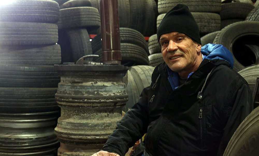 Felç Geçirdi, Kolunu Kaybetti, Yılmadı Tamirhanede Yaşama Bağlandı