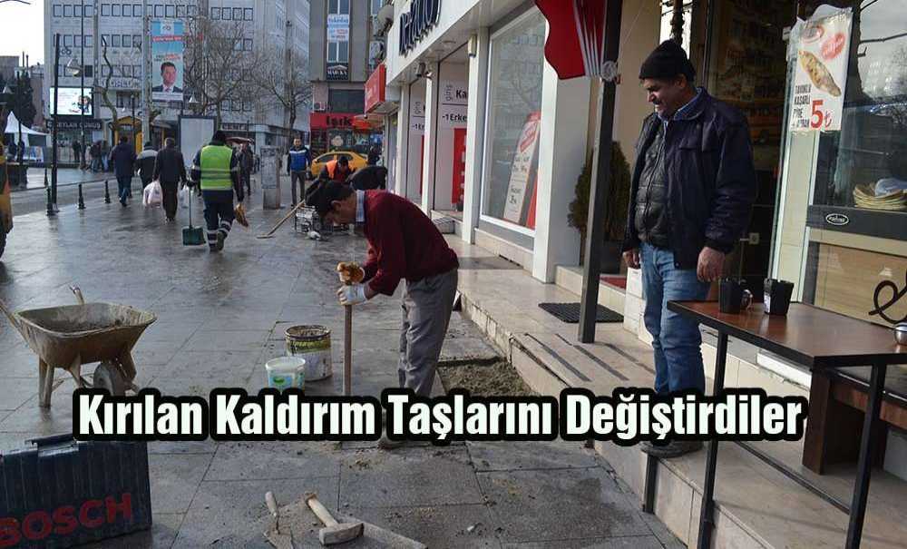 Kırılan Kaldırım Taşlarını Değiştirdiler