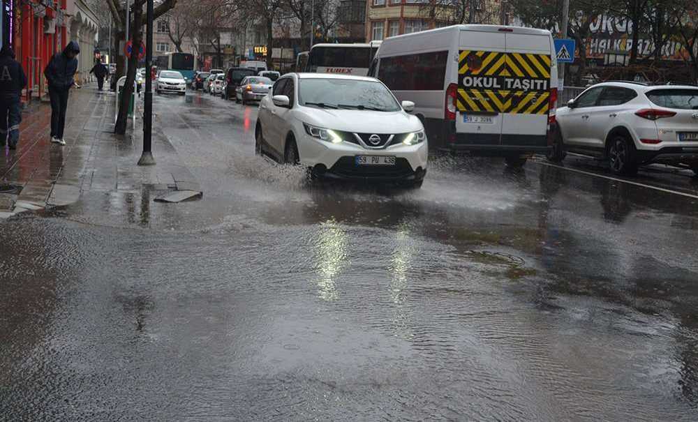 Omurtak Caddesi Göle Döndü