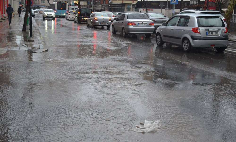 Omurtak Caddesi Göle Döndü
