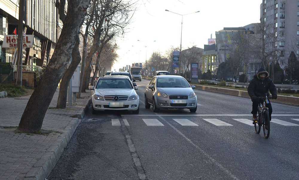 İki Aracın Yan Yana Park Etmesi Tepkilere Neden Oluyor