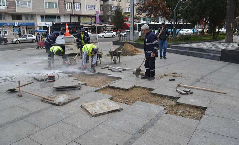 Atatürk Meydanı'ndaki Kırık Taşlar Değiştirildi