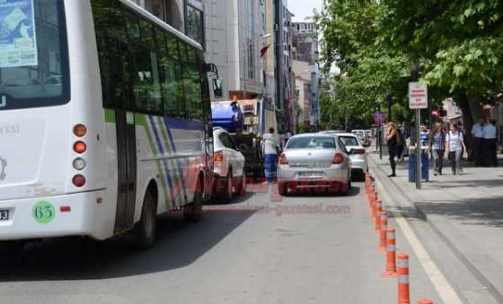 Çöp Kamyonları Trafiği Altüst Ediyor